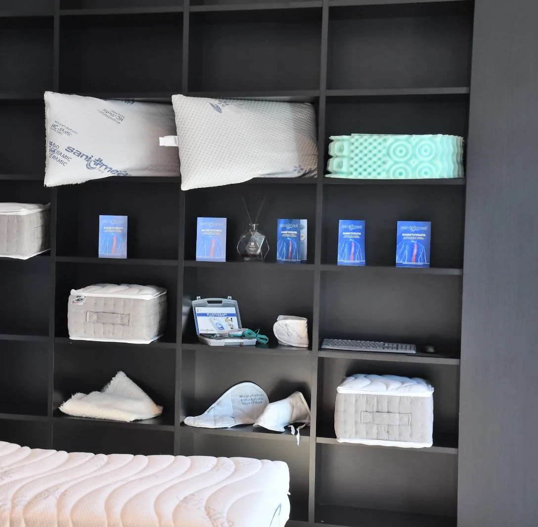 Cuscini, campioni e kit benessere nello scaffale dello showroom