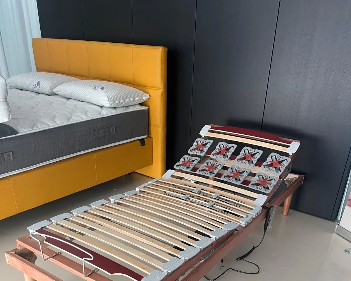 Rete motorizzata a doghe accanto al letto in showroom ConconiHome