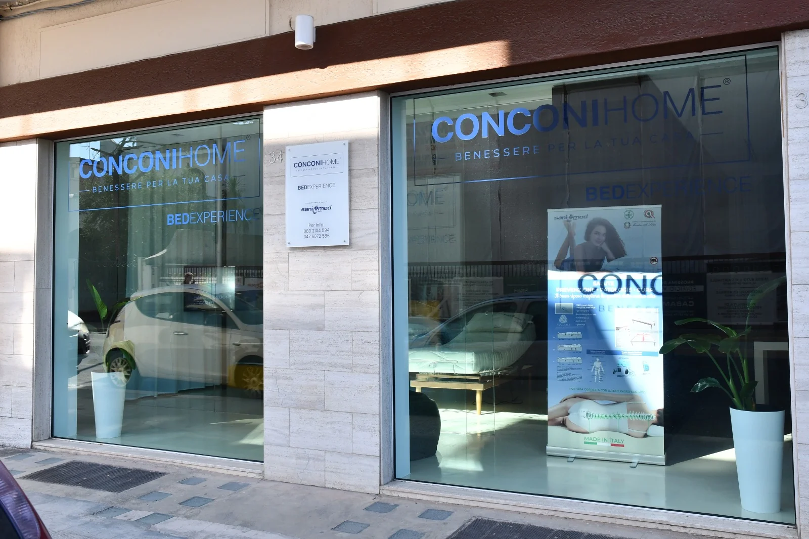 Esterno e vetrina dello showroom ConconiHome