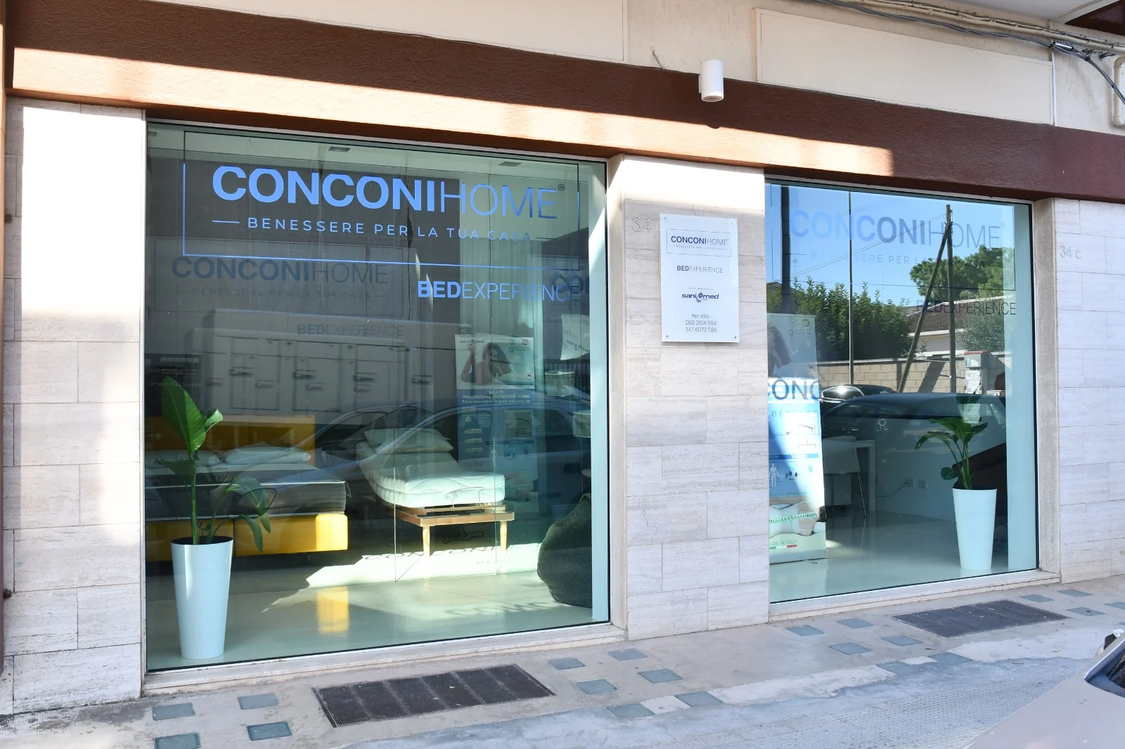 Facciata showroom ConconiHome, vetrina e insegna