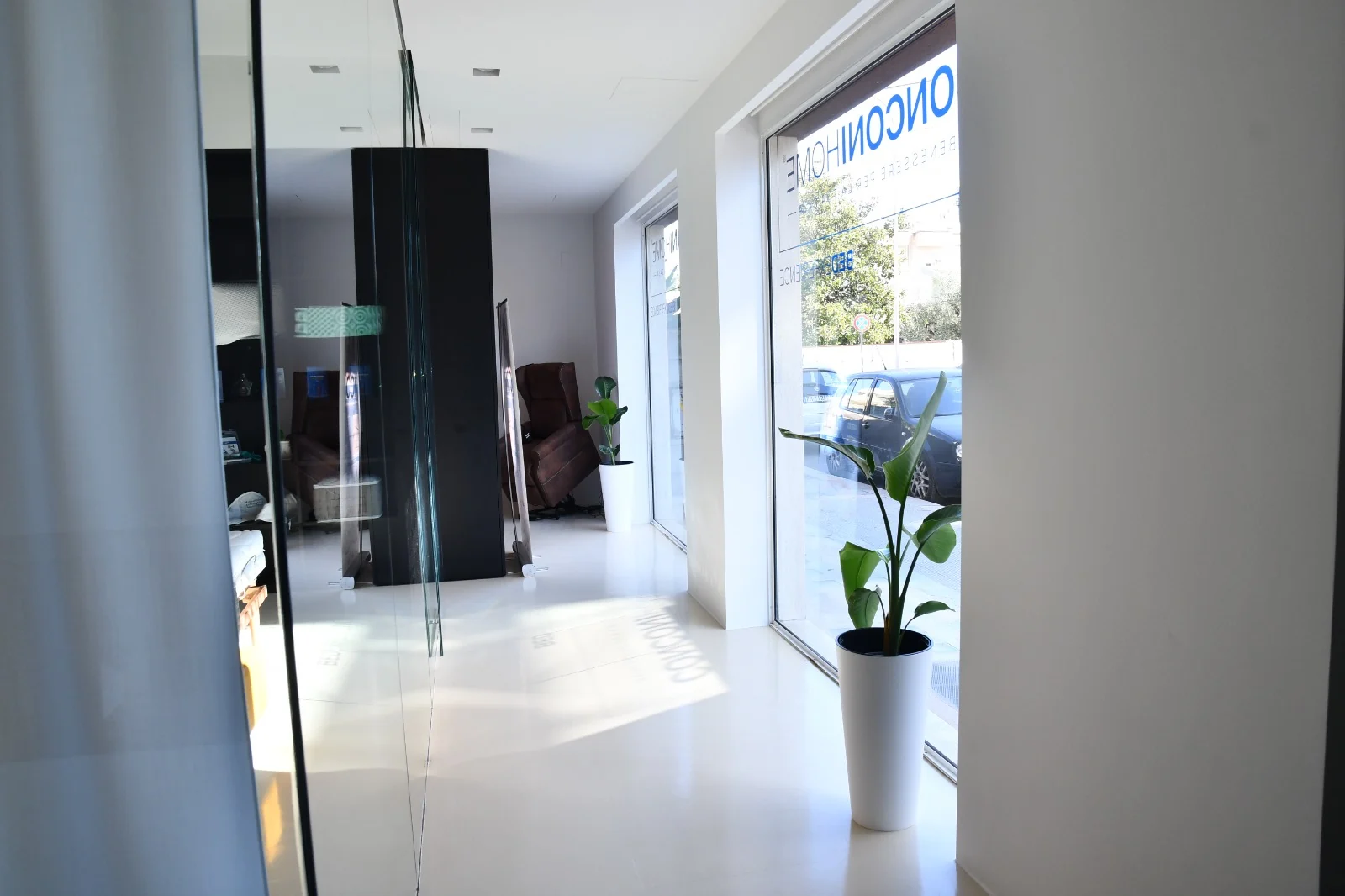 Ingresso interno showroom ConconiHome con luce naturale