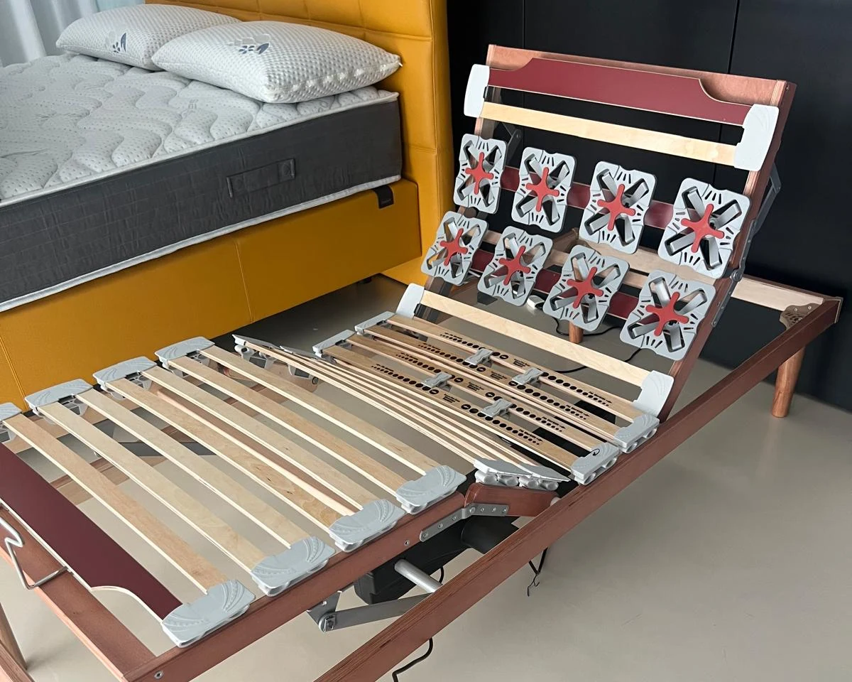 Rete motorizzata a doghe in faggio in showroom ConconiHome