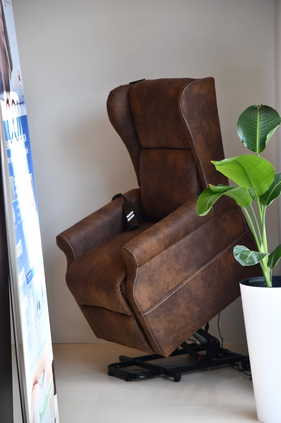 Poltrona relax alzapersona in showroom ConconiHome